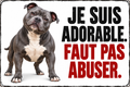 Plaque humoristique staffy Je suis adorable. Faut pas abuser. 30 × 20 cm — fond blanc