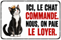 Plaque humoristique chat noir et blanc couronné, Ici le chat commande nous on paie le loyer, fond blanc, 30 × 20 cm