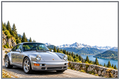 Plaque maison Porsche 911 gris argent, décor de montagne et lac, fond blanc, 15 × 10 cm, sans numéro ni nom